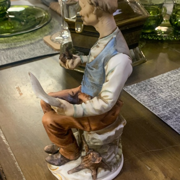 Vintage Ceramic Figurine of a Man Reading - Picture 4 of 6